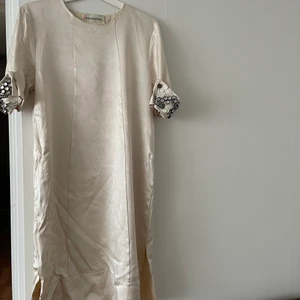 Marlene Birger fest klänning  - Väldigt Snygg fest klänning från Marlene Birgeri storlek 36. Exklusiv satin aktig tyg. Färg: ljus beige