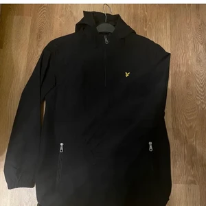 Vindjacka - Vindjacka från Lyle&scott. Knappt använd. Sitter som xs/s. Frakten ingår i priset 