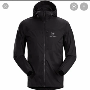Arc’teryx squamish svart storlek S - Arc’teryx windbreaker jacka riktigt snygg men är tyvärr lite tight på mig, den är väldigt tunn och passar perfekt om det är lite för kallt för att ha bara en hoodie, köpte den förra hösten för 1700kr och har inte använt den jättemycket så den är i rätt bra skick och har inga hål eller repor. Kontakta mig om ni vill ha fler bilder, Köparen står för frakt (pris går att diskuteras)