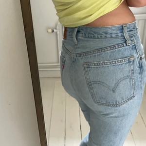 LEVIS 501  - Så snygga Levis jeans i storlek W26 L28. Bra skick, sitter som en smäck och assköna!! Priset kan sänkas vid intresse :) frakt tillkommer