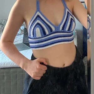 Randig virkad topp blå  - Egengjord virkad topp! Randig i vitt och blått, knytning runt nacken samt bak på ryggen, justerbara💖 Passar XS-M 