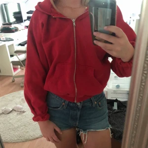 Röd zip tröja - Cool zip tröja från H&M i storlek xs. Bra skick!!
