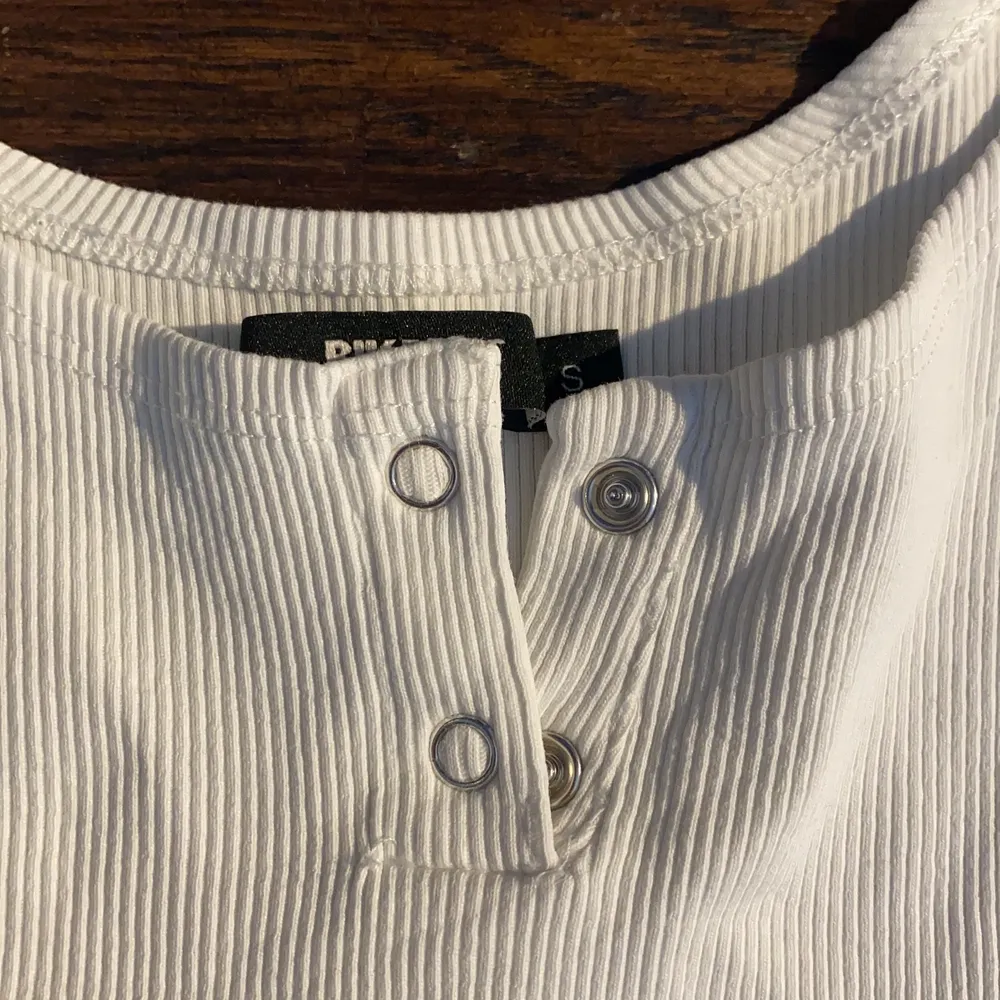Basic linne från Bikbok, använt ett fåtal gånger men är i bra skick. Säljer då det inte kommer till användning längre 🤎. Toppar.