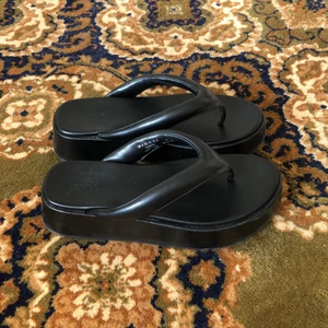 Platåflip-flops  - Superfina ”skin” flipflops från asos. Använda en gång! Kan mötas i Stockholm eller så står köparen för frakt :)