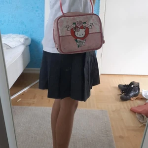 Hello kitty väska med ett band - En gammal hello kitty väska från när jag var typ 4 bandet har jag sattit dit själv väldigt smutsig och sliten  