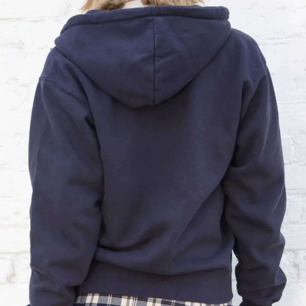 Mörkblå christy hoodie från Brandy Melville, strl S-M. Helt oanvänd, prislapp kvar! Frakt på 50kr tillkommer 💘. Hoodies.