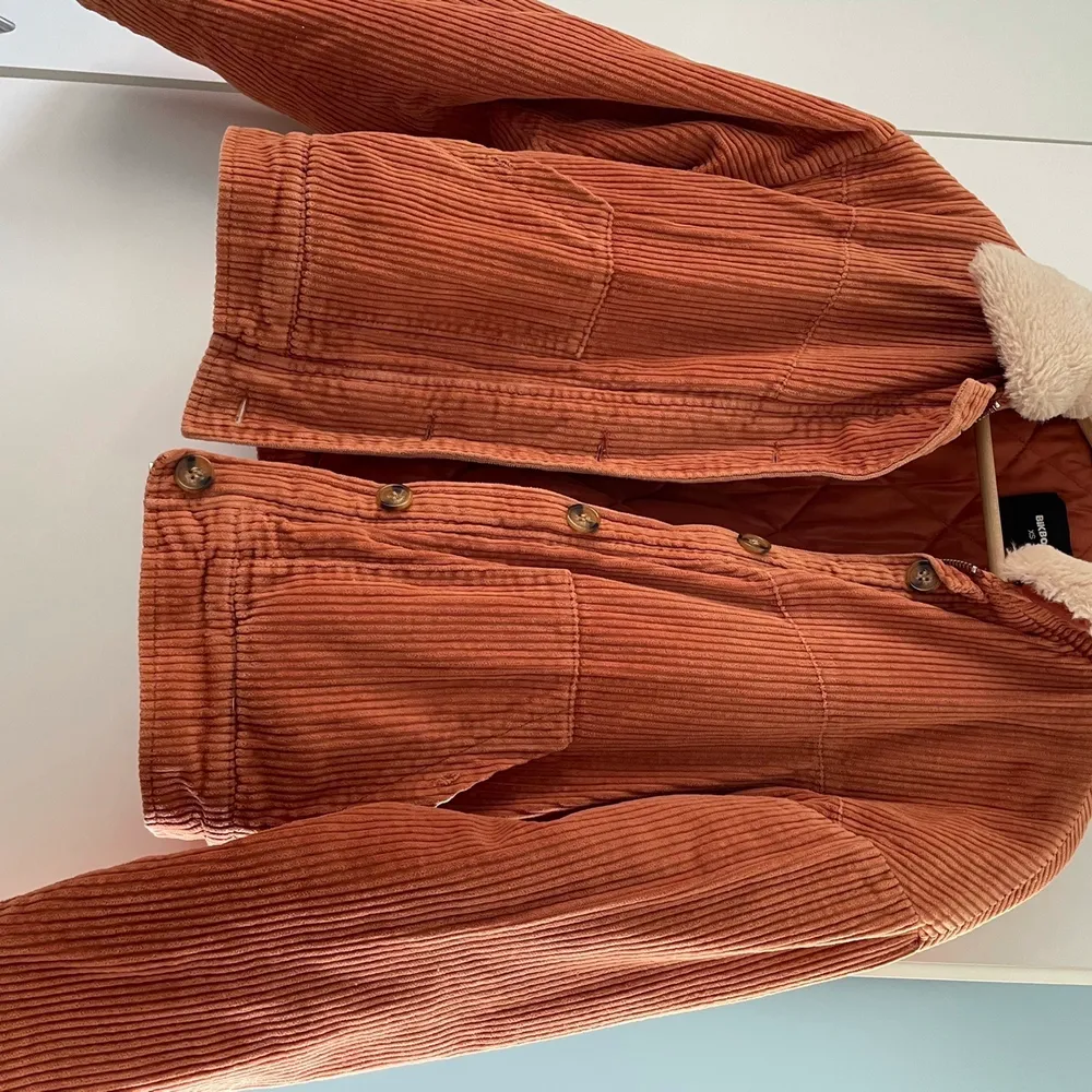 orange manchester/corduroy jacka från bikbok, jättefin och mysig jacka att ha under hösten. original pris 900kr. Jackor.