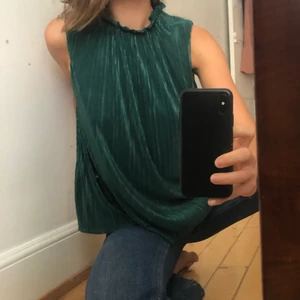 Grön topp - Knappt använd. Blankt material.