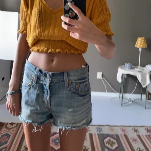 Stickad topp - Säljer min fina gula stickade topp, den är köpt på zara för ungefär 1 år sedan💛 Den är som ny🧡