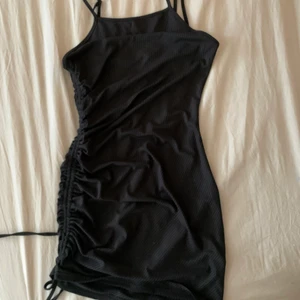 Svart klänning med dragsko i storlek 34 - Jättefin klänning från shein, alldrig använd endast prövad. Säljer nu för 75kr då jag inte hittar ursprungspriset, 🔴köparen står för frakten🔴 det finns även katter i hemmet