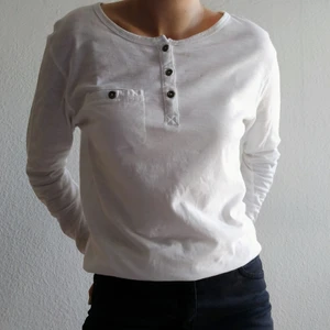 Vit Farfarströja - Vit Tröja från märket SKILL i storlek 170 men skulle säga att den är lagom en XS-M. Den är som ny, i riktigt fint skick och har inte används 