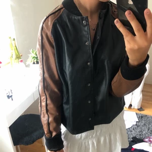 Läder jacka  - Snygg och unik! Nästan aldrig använd☺️