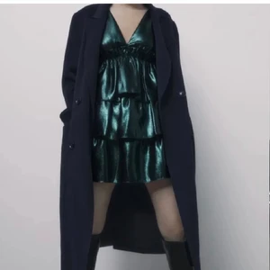 Volang klänning Zara - Snyggaste klänning i min garderob men kommer inte till användning tyvärr, så snygg mörkgrön, glittrig färg. Från Zara. Prislappen är kvar och endast Testad. Köparen står för frakt!🤩👗💋 nypris 600kr