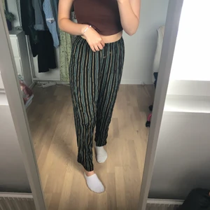 Randiga byxor - Supersköna luftiga byxor från Brandy Melville i storlek S. Inte använda supermycket och nu säljer jag pga dom har blivit lite korta. Möts gärna upp i Stockholm, annars står köparen för frakten.