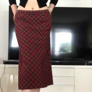 Så snygg, men känner att jag inte bär den tillräckligt!!! Det är en storlek 46, men passar snyggt som en långmidjad kjol på mig som brukar ha 38-40 i byxor o kjolar :) 
