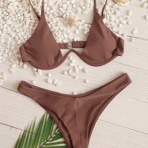 Bikini - Säljer denna jättefina bikini från shein. I verkligheten är den lite mer lila än på bild. Toppen var lite för liten för mig och trosorna lite för stora