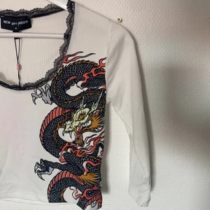 Croppad Top Med Drake - Croppad ribbad vit topp med spets krage, etikett kvar! 