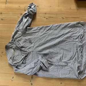 Skjorta -  Blå randig oversize skjorta i bomull! Super somrig! Stl 40/42 passar bra att ha som både skjorta och klänning 