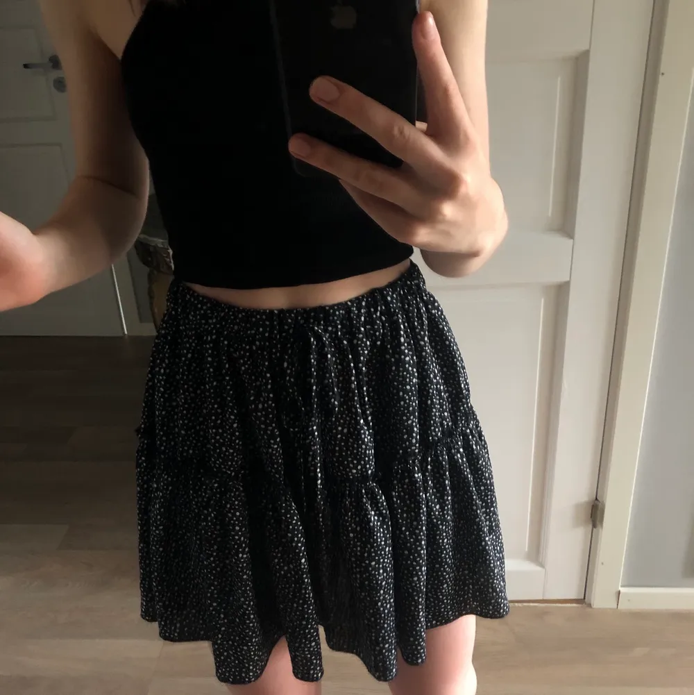 Jättefin svart prickig kjol från shein som passar perfekt nu till sommaren! Säljer då jag råkade beställa 2 st likadana kjolar så den är helt oanvänd. Köparen står för frakt & hör gärna av er vid frågor 💛💛 50 kr + frakt . Kjolar.