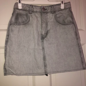 Jeanskjol från ginatricot - En grå jeanskjol med svarta sömmar från ginatricot. Använd fåtal gånger. Inköppt för 350/400kr och är ett stadgit jeansmatereal, kjolen har därmed inte heller supermycket strech och det är därav jag säljer den. Den passar mig inte längre.