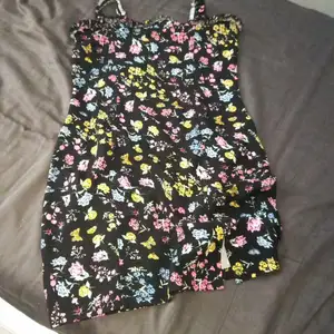 Säljer denna hm divided klänningen för att jag tyckte att den satt lite konstigt på mig använd ca 2 gånger. Den är inte jättelång för jag är 1,50 cm lång och Den är till knäna till mig👍