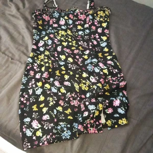 Hm divided blommig klänning storlek M - Säljer denna hm divided klänningen för att jag tyckte att den satt lite konstigt på mig använd ca 2 gånger. Den är inte jättelång för jag är 1,50 cm lång och Den är till knäna till mig👍