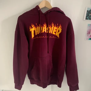 Thrasher hoodie - Röd Thrasher hoodie i storlek M. Jättebra skick och säljer pga den inte används och behöver plats i garderoben! Kan mötas i Sthlm annars står köparen för frakt ❤️‍🔥