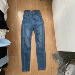 Ljusblå jeans - Modell ”MOLLY” från Gina Tricot. Högmidjade. De är väl använda men i bra skick✨