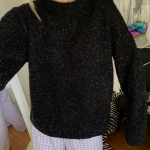 Svart glittrig tröja - Tröja som tyvärr inte kommer till användning längre vilket är synd då den är superfin💕