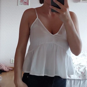 V-ringat linne storlek XS - V-ringat linne från ginatricot i bra skick. Finns inget att anmärka på. 💁🏽‍♀️ jag är 160 cm lång 🐶🐱 djurfitt hem 🚬 rökfritt hem ✉📫 skickas mot fraktkostnaden