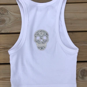 Döskalle topp - GÖR PÅ BESTÄLLNING!!💞 skicka din storlek å vilken design du vill ha. Kan gör massa fler designar än de på bilderna så de e bara säga till om du har nån ide. De går öven såklart att ha en annan färg på tröjan. Tveka inte att fråga om ni undrar nått. Oriserna varierar såklart på vilken design man vill ha💜