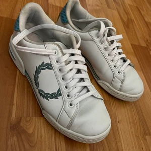 Fred Perry Sneakers Storlek 38  - Sneakers från Fred Perry, välanvända men i fint skick fortfarande, väldigt sköna att ha på sig 💕 Skickas mot frakt eller hämtas i Gbg! 
