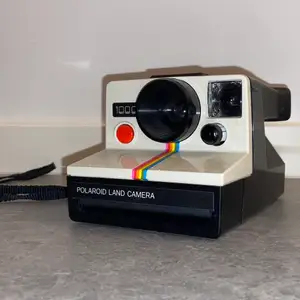 En polaroid kamera som funkade fint när jag använde den för ca 6 år sen. Pris kan såklart diskuteras 💞 Film går att köpa online eller i butik!!