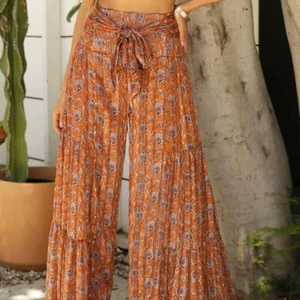 Hippe byxor - *intressekoll* på dessa indie byxor är inte riktigt säker på om jag vill sälja men kanske gör det om det finns dem som är i intresserade🥰 är 158cm och dem är några cm för långa för mig men inget som jag själv störs av🧡  frakten går på 79kr och den står köparen för📦