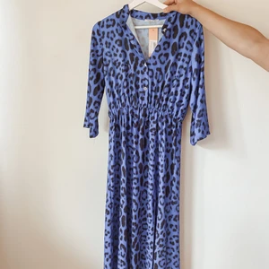 Blå klänning med slits - Blå klänning med slits vid ben - oanvänd. 