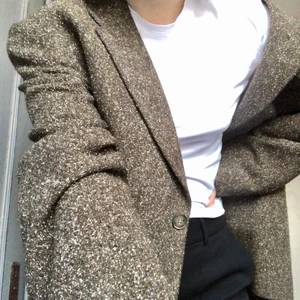 Brun kavaj  - Snygg brun kavaj i bra kvalitet. Passar olika storlekar beroende på hur man vill att den ska sitta. Jag brukar ha 36/38 för referens och den sitter snyggt oversized på mig. 