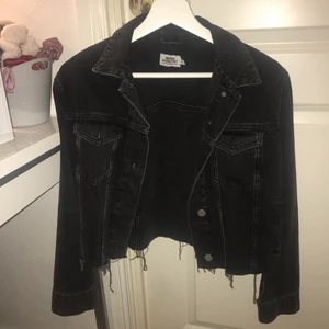 Nakd jeans jacka - En mörkgrå rippad jeans jacka från nakd. Denna är i 34 men funkar bra som 36 med! Köpte denna någon månad sedan och den kom inte till någon större användning. Kan frakta och mötas upp i Stockholm! Hör av dig vid intresse ❤️🥰