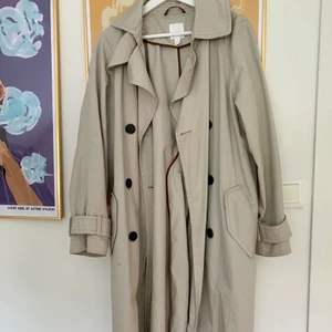 Trenchcoat  - Beige trenchcoat från H&M i perfekt skick!🌼 