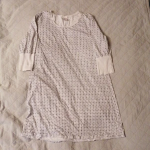 Nattlinne  - Jätte skönt nattlinne från Åhléns med ett fint grått blommigt mönster. Halv långa ärmar. Underbar under sommaren. Skönt mjukt och tunnt tyg. Säljer då den inte kommer till användning. 