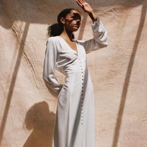 Helt ny sommarklänning - Superfin sommarklänning från Monki i storlek 40 (passar mer som en 38) i 100% viskos. Klänningen är aldrig använd och har prislappen kvar! Nypriset ligger på 500kr. 