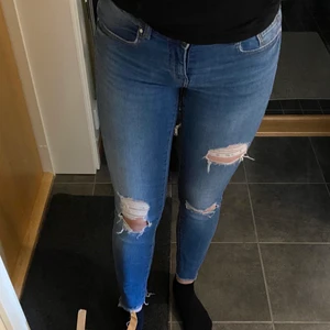 Jeans - Gina Tricot - Emma - Blåa jeans från Gina Tricot i modellen ”Emma”. 