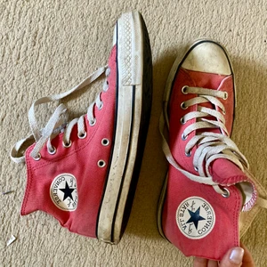 Hallonröda Converse - Superfina hallonröda converse i superbra skick! Jag köpte dessa för fleeeera år sedan och använde dom typ 5 ggr pga fel storlek :( Dom förtjänar ett nytt hem.