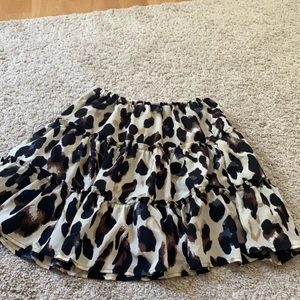 Shein kjol storlek s  - Säljer denna fina leopard kjol från shein för den it kommer till användning❤️ väldigt bra skick använt ngr gånger bara💕