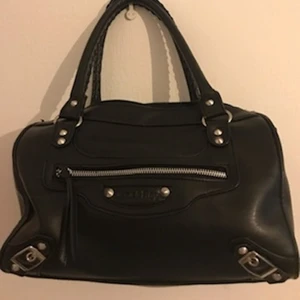 Vintage väska - Superfin vintage väska som är perfekt att ha över axeln💕