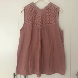 Linne  - Linne i grårosa💕 fin spets där uppe och i superhärligt material. Använd fåtal gånger, i mycket bra skick. 