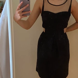 Svart klänning - En svart klänning i nyskick och endast använd en gång. Storlek 38 och passar S-M. De beiga delarna är i mesh-material och den har en dragkedja där bak så att man lättare kan få på sig den. Den är lite stor för mig i midjan (se andra bilden) och slutar ovanför knäna. Märket är Bodyflirt. Säljer pga att den inte används. Skriv vid funderingar. Kan mötas i Umeå eller skicka om köpare står för frakt. Spårbar frakt: 66kr, icke-spårbar frakt: 30kr.