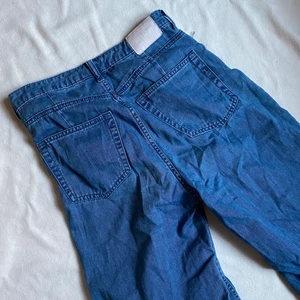 Weekday byxor - Vida byxor med super snygg färg i modellen Ace. Sista bilden visar passformen. 