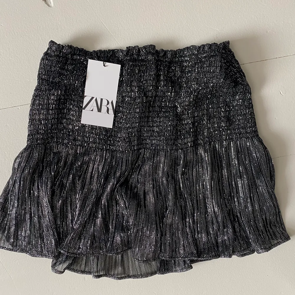 Glittrig kjol från zara. Oanvänd, nypris 399kr. I storlek L men i och med att det är resår passar den mindre storlekar som S och M💙. Kjolar.
