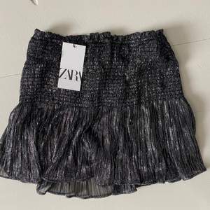 Glittrig kjol från zara. Oanvänd, nypris 399kr. I storlek L men i och med att det är resår passar den mindre storlekar som S och M💙