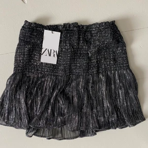 Kjol zara  - Glittrig kjol från zara. Oanvänd, nypris 399kr. I storlek L men i och med att det är resår passar den mindre storlekar som S och M💙